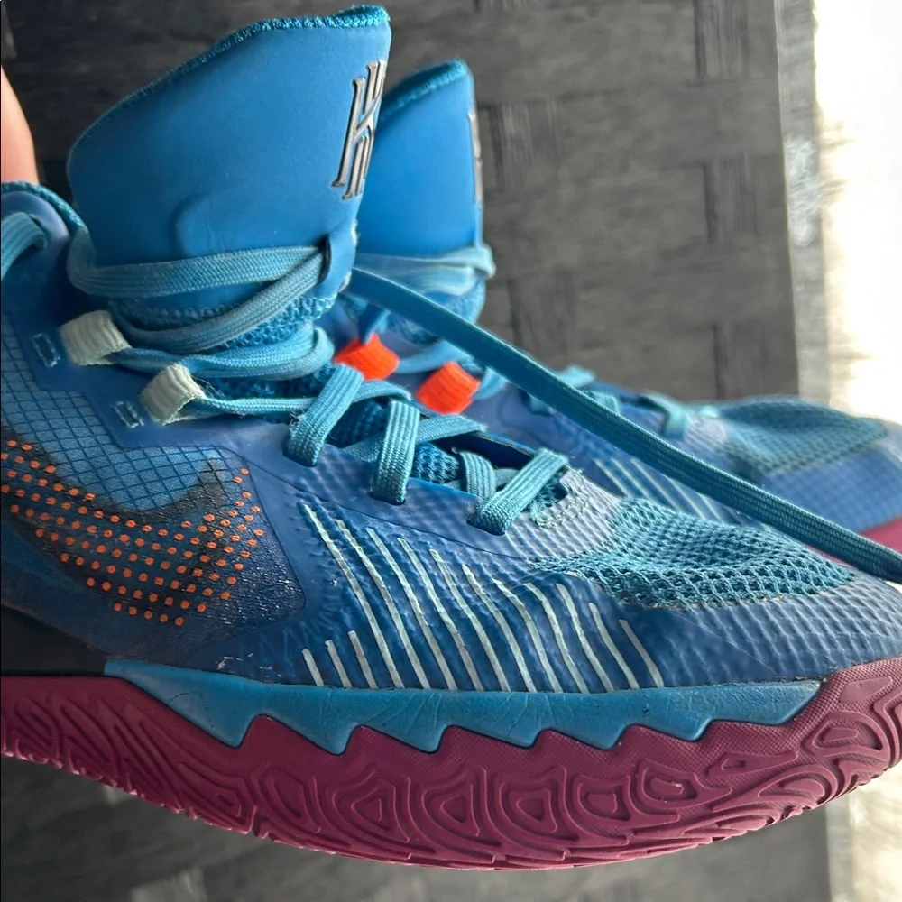 Nike Kyrie Flytrap GS Youth Size 6.5Y